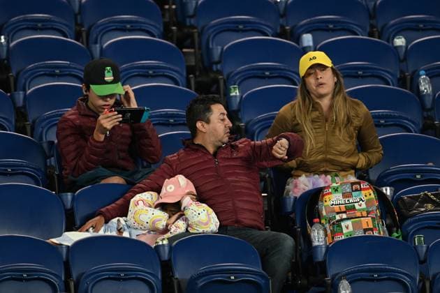 TENNIS AUSTRALIAN OPEN, Fans are seen resting in the stands as Daniil Medvedev of Russia plays his 2nd round match against Emil Ruusuvuori of Finland on Day 5 of the 2024 Australian Open at Melbourne Park in Melbourne, Thursday, January 18, 2024. ( NO ARCHIVING, EDITORIAL USE ONLY, NO USE IN BOOKS WITHOUT CONSENT MELBOURNE VICTORIA AUSTRALIA  Copyright: xLUKASxCOCHx 20240119001890671979
