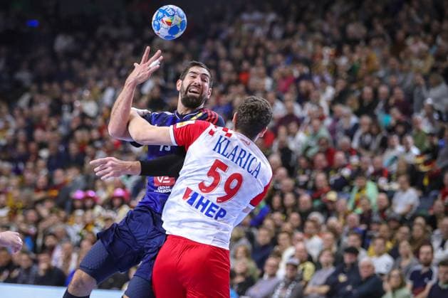 18 01 2024, EHF EURO 2024, European Mens Handball Championship, Lanxess Arena in Cologne, France Croatia Nikola Karabatic France vs Luka Lovre Klarica Croatia North Rhine-Westphalia Germany