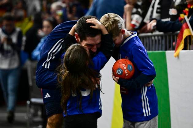 Nikola Karabatic France with his children, France vs. Croatia, main round, European Championship, international match, handball, 18 01 2024 Cologne North Rhine-Westphalia Germany Copyright: xkolbert-press MarcxNiemeyerx
