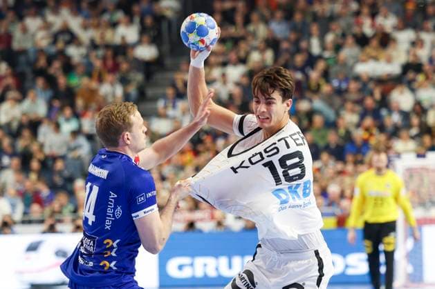 GER, EHF Euro 2024, Men, Main Round Cologne, Matchday 1, Germany GER vs Iceland ISL 18 01 2024, Lanxess Arena , Cologne , GER, EHF Euro 2024, Men, Main Round Cologne, Matchday 1, Germany GER vs Iceland ISL , in the picture Julian Köster Koester GER 18 , in a duel against Omar Ingi Magnusson ISL 14 , nordphotoxGmbHx xMeuter nph00351