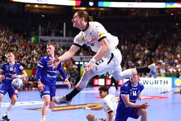 Sport Themen der Woche KW03 Sport Bilder des Tages Torwurf von Juri Knorr (Deutschland) Deutschland vs Island, Handball, Maenner, EHF Euro 2024, Hauptrunde Gruppe 1, 1. Spieltag, 18.01.2024 Deutschland vs Island, Handball, Maenner, EHF Euro 2024, Hauptrunde Gruppe 1, 1. Spieltag, 18.01.2024 Koeln *** Goal throw by Juri Knorr Germany Germany vs Iceland, Handball, Men, EHF Euro 2024, Main Round Group 1, Matchday 1, 18 01 2024 Germany vs Iceland, Handball, Men, EHF Euro 2024, Main Round Group 1, Matchday 1, 18 01 2024 Cologne Copyright: xEibner-Pressefotox EP_RWS
