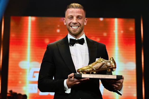 Sport Bilder des Tages Winner Antwerp s Toby Alderweireld smiles as he holds his trophy at the 70th edition of the Golden Shoe award ceremony, in Antwerp, Thursday 18 January 2024. The Golden Shoe (Gouden Schoen Soulier d Or) is an award for the best soccer player of the Belgian Jupiler Pro League championship during the calendar year 2023. DIRKxWAEM  x84260758x