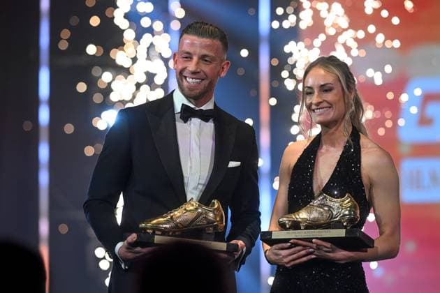 Bilder des Jahres 2024, Sport 01 Januar Sport Themen der Woche KW03 Sport Bilder des Tages 240118 Gala Gouden Schoen 2024 Toby Alderweireld and Tessa Willaert celebrating after winning the 70 th men edition of the Goldens Shoe Award ceremony and the 8 th Women s edition. The Golden Shoe , Gouden Schoen , Soulier d™Or is an award for the best soccer player of the Belgian Jupiler Pro League championship during the year 2023. The female award is for the best Belgian female player of 2023. On Thursday 18 January 2024 in Antwerp , BELGIUM . (Photo by Frank Abbeloos & Stijn Audooren Isosport) ANTWERP BELGIUM  Copyright: xx 430832