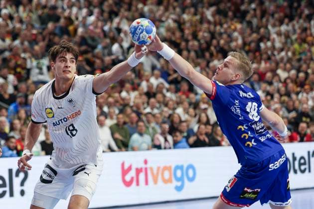 GER, EHF Euro 2024, Men, Main Round Cologne, Matchday 1, Germany GER vs Iceland ISL 18 01 2024, Lanxess Arena , Cologne , GER, EHF Euro 2024, Men, Main Round Cologne, Matchday 1, Germany GER vs Iceland ISL , in the picture Julian Köster Koester GER 18 , in a duel against Elliði Snaer Viðarsson ISL 18 , nordphotoxGmbHx xMeuter nph00351