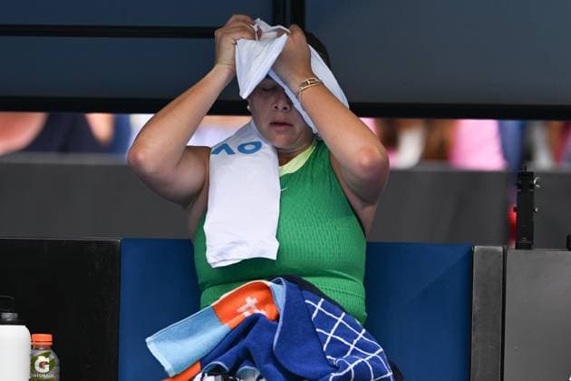 Amanda Anisimova (USA) applies ice during her third round match Australian Open, Day Five, Tennis, Melbourne Park, Melbourne, Australia - 19 Jan 2024  Copyright: xJamesxGourley Shutterstockx 14306728c