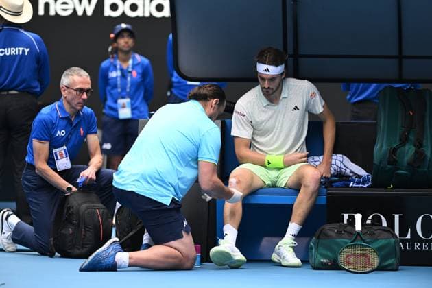 TENNIS AUSTRALIAN OPEN, Stefanos Tsitsipas of Greece receives or medical attention for his bleeding knee during his 3rd round match against Luca Van Assche of France on Day 6 of the 2024 Australian Open at Melbourne Park in Melbourne, Friday, January 19, 2024. ( NO ARCHIVING, EDITORIAL USE ONLY, NO USE IN BOOKS WITHOUT CONSENT MELBOURNE VICTORIA AUSTRALIA  Copyright: xLUKASxCOCHx 20240119001890853963