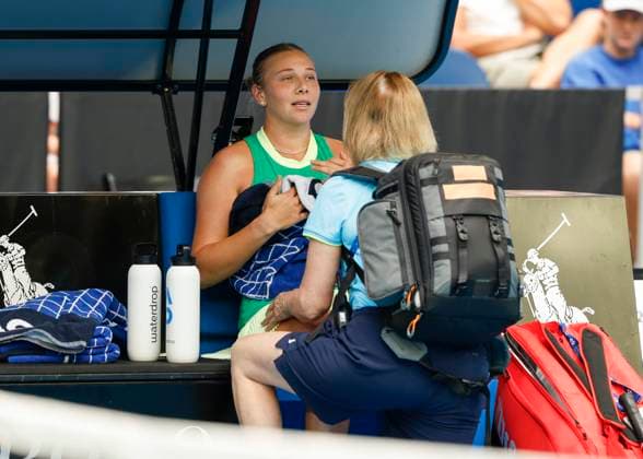 Amanda Anisimova being treated by the physiotherapist, medical time out, Australian Open 2024, Melbourne Park, Melbourne, Victoria, Australia Copyright: xJuergenxHasenkopfx
