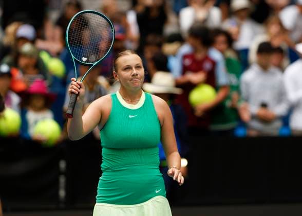 Amanda Anisimova waves and thanks the spectators, fans after the victory, cheers, joy, emotion, Australian Open 2024, Melbourne Park, Melbourne, Victoria, Australia Copyright: xJuergenxHasenkopfx