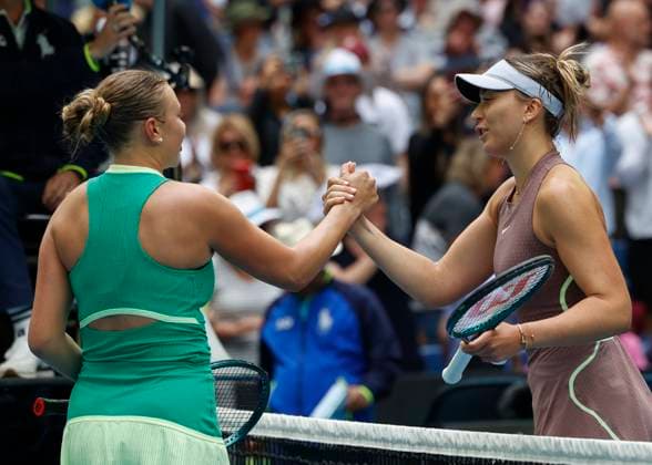 R L Paula Badosa congratulates the winner Amanda Anisimova, Australian Open 2024, Melbourne Park, Melbourne, Victoria, Australia Copyright: xJuergenxHasenkopfx