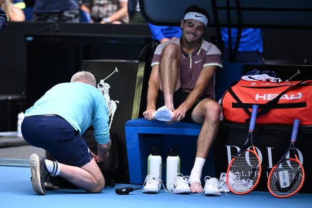 TENNIS AUSTRALIAN OPEN, Taylor Fritz of the USA?s receives medical assistance during his match against Fabian Marozsan of Hungary on Day 6 of the 2024 Australian Open at Melbourne Park in Melbourne, Friday, January 19, 2024. ( NO ARCHIVING, EDITORIAL USE ONLY, NO USE IN BOOKS WITHOUT CONSENT MELBOURNE VICTORIA AUSTRALIA  Copyright: xJOELxCARRETTx 20240119001890876806