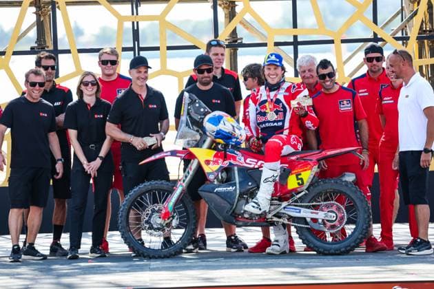 SANDERS Daniel (aus), Red Bull GasGas Factory Racing, GasGas, Moto, portrait during the Final Podium of the Dakar 2024 on January 19, 2024 in Yanbu, Saudi Arabia - DAKAR 2024 - FINAL PODIUM DPPI Panoramic  05124022_GODK9854