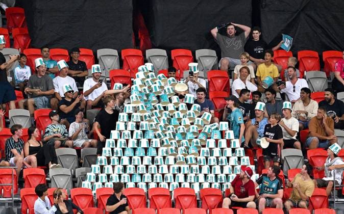 Sport Bilder des Tages BBL HEAT SIXERS, Spectators react as a bucket pyramid collapses during the BBL Qualifier Final match between the Brisbane Heat and the Sydney Sixers at Heritage Bank Stadium on the Gold Coast, Friday, January 19, 2024. ( NO ARCHIVING, EDITORIAL USE ONLY, NO USE IN BOOKS WITHOUT CONSENT GOLD COAST QUEENSLAND AUSTRALIA  Copyright: xDAVExHUNTx 20240119001890952320