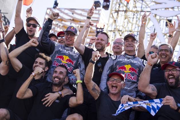 204 SAINZ Carlos (spa), CRUZ Lucas (spa), Team Audi Audi RS Q E-Tron E2, FIA Ultimate, FIA W2RC, ambiance during the Final Podium of the Dakar 2024 on January 19, 2024 in Yanbu, Saudi Arabia - DAKAR 2024 - FINAL PODIUM DPPI Panoramic  05124022__UDE3310