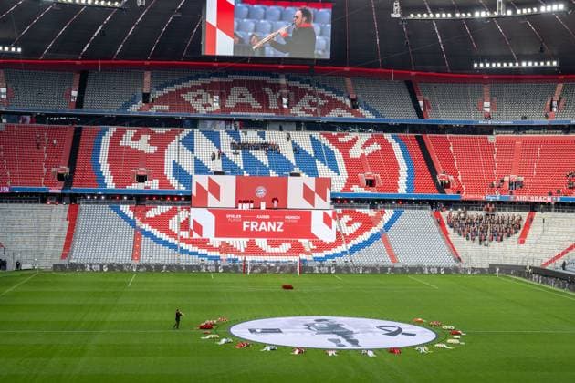 Sport Themen der Woche KW03 Sport Bilder des Tages Kraenze auf dem Spielfeld mit Buehne und der Aufschrift Kaiser Franz sowie dem FC Bayern Wappen, Gedenkfeier von Franz Beckenbauer in der Allianz Arena. 19.01.2024 Muenchen Bayern Deutschland *** Wreath on the pitch with stage and the inscription Kaiser Franz and the FC Bayern coat of arms, memorial service for Franz Beckenbauer in the Allianz Arena 19 01 2024 Munich Bavaria Germany Copyright: xkolbert-press UlrichxGamelx