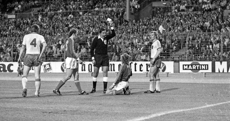26.06.74 Schweden - Polen Deutschland, Stuttgart, 26.06.1974, Fussball, WM 1974 in Deutschland, Schweden - Polen (0:1): v.l. Björn Nordqvist (Schweden), Jerzy Gorgon (Polen), Ramon Barreto (Schiedsrichter), Andrzej Smarmach (Polen), Björn Andersson (Schweden). *** 26 06 74 Sweden Poland Germany, Stuttgart, 26 06 1974, Football, 1974 World Cup in Germany, Sweden Poland 0 1 v l Björn Nordqvist Sweden , Jerzy Gorgon Poland , Ramon Barreto Referee , Andrzej Smarmach Poland , Björn Andersson Sweden