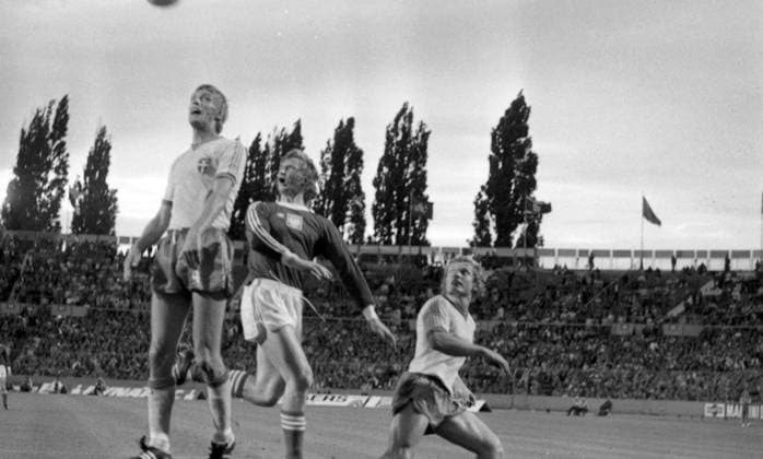 26.06.74 Schweden - Polen Deutschland, Stuttgart, 26.06.1974, Fussball, WM 1974 in Deutschland, Schweden - Polen (0:1): v.l. Björn Nordqvist (Schweden), Jerzy Gorgon (Polen), Björn Andersson (Schweden). *** 26 06 74 Sweden Poland Germany, Stuttgart, 26 06 1974, Football, 1974 World Cup in Germany, Sweden Poland 0 1 v l Björn Nordqvist Sweden , Jerzy Gorgon Poland , Björn Andersson Sweden