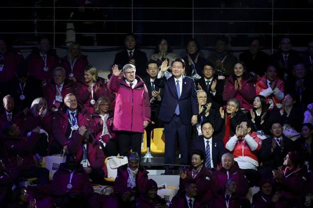 Sport Themen der Woche KW03 Sport Bilder des Tages (240119) -- GANGWON PROVINCE, Jan. 19, 2024 -- South Korean President Yoon Suk-yeol (R) and International Olympic Committee (IOC) President Thomas Bach greet the spectators during the opening ceremony of the 2024 Gangwon Winter Youth Olympic Games, Olympische Spiele, Olympia, OS in Gangneung of Gangwon Province, South Korea, Jan. 19, 2024. ) (SP)SOUTH KOREA-GANGWON PROVINCE-WINTER YOUTH OLYMPIC GAMES 2024-OPENING CEREMONY XuxYanan 
