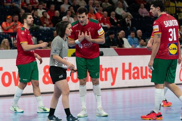 MEN S EHF EURO 2024, Slovenia vs. Portugal, 19 01 2024 MEN S EHF EURO 2024, Main round, Slovenia vs. Portugal, 19 01 2024, Inquiry to referee Alexandre Cavalcanti 24 Portugal Copyright: xBEAUTIFULxSPORTS Mohwinkelx