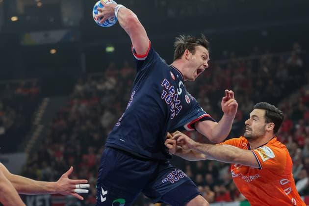Handball I Men I EURO 2024 I Main round I Norway Netherlands I 19 01 2024 Sander Sagosen 5, Norway against Dani Baijens 77, Netherlands in defense Hamburg Barclays Arena Germany Copyright: xLobecax xIngridxAnderson-Jensenx