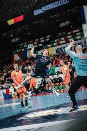 Handball Men EHF EURO 2024 European Championshop Men 2024 Final Tournament Norway vs Netherlands 19 01 2024 Magnus Gullerud 21, Norway, NOR with a Kempa trick on goal Hamburg Barclays Arena Hamburg Germany