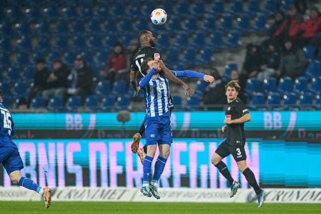 2 Bundesliga Karlsruher SC VfL Osnabrück on 19 01 2024 at BBBank Wildpark in Karlsruhe Oumar Diakhite Osnabrueck in a duel against Budu Zivzivadze Karlsruhe MT