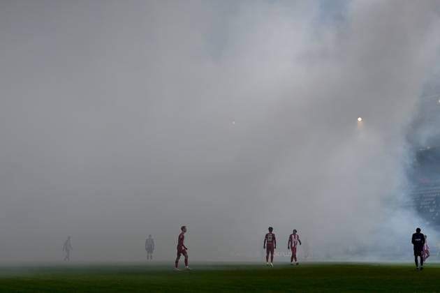 Sport Themen der Woche KW03 Sport Bilder des Tages weil die Fans von Rot-Weiss Essen mit Beginn der zweiten Halbzeit Rauchbomben und Bengalos gezündet haben wird das Spiel wegen dem Nebel für wenige Minuten unterbrochen,, 19.01.2024, Aue (Deutschland), Fussball, 3. Liga, FC Erzgebirge Aue - Rot-Weiss Essen, DFB DFL REGULATIONS PROHIBIT ANY USE OF PHOTOGRAPHS AS IMAGE SEQUENCES AND OR QUASI-VIDEO. *** because the fans of Rot Weiss Essen have ignited smoke bombs and Bengalos at the beginning of the second half, the game is interrupted for a few minutes because of the fog,, 19 01 2024, Aue Germany , Football, 3 Liga, FC Erzgebirge Aue Rot Weiss Essen, DFB DFL REGULATIONS PROHIBIT ANY USE OF PHOTOGRAPHS AS IMAGE SEQUENCES AND OR QUASI VIDEO xslx