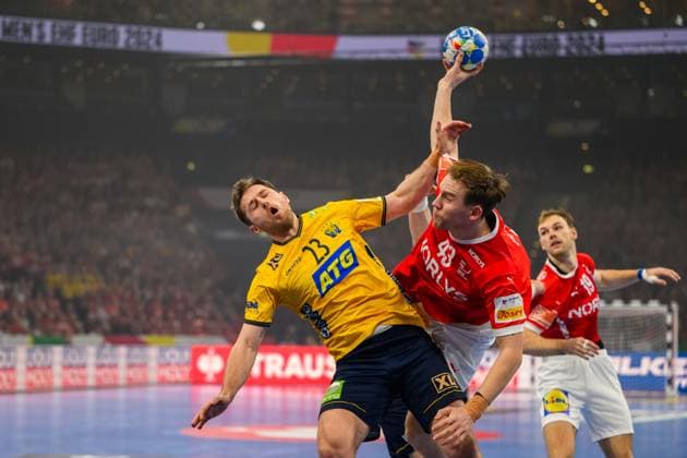 240119 Albin Lagergren of Sweden and Simon Bogetoft Pytlick of Denmark during the EHF European Handball Championship match between Denmark and Sweden on January 19, 2024 in Hamburg Photo Ludvig Thunman BILDBYRAN kod LT LT0586 handball handboll handball handbolls em 2024 danmark denmark sverige sweden ehf european handball championship 9 bbeng  Copyright: LUDVIGxTHUNMAN BB240119LT072