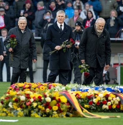 Andreas Brehme, former soccer world champion 1990, Bastian Schweinsteiger, former soccer player, FC Bayern Muenchen and Hans Georg Katsche Schwarzenbeck, former soccer player, FC Bayern Muenchen with roses on the lawn GER, FC Bayern Muenchen, memorial service for Franz Beckenbauer, Allianz Arena, 19 01 2024 GER, FC Bayern Muenchen, memorial service for Franz Beckenbauer, Allianz Arena, 19 01 2024 Muenchen Copyright: xEibner-Pressefoto HeikexFeinerx EP_HFR