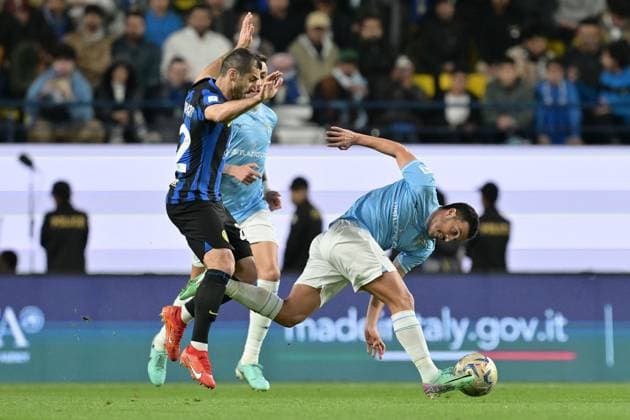 Foto Alfredo Falcone LaPresse 19 Gennaio 2024 - Riad, Arabia Saudita - calcio - EA SPORTS FC Supercoppa italiana 2023 2024 semifinale - Inter vs Lazio - Stadio Universit& xe0; Re Saud Nella foto: Henrikh Mkhitaryan (FC Internazionale Milano), Pedro (SS Lazio) January 19, 2024 Riyadh, Saudi Arabia - sport, soccer - EA SPORTS FC Italian Supercup 2023 2024 semi-final - Inter vs Lazio - King Saud University Stadium In the pic: Henrikh Mkhitaryan (FC Internazionale Milano), Pedro (SS Lazio)  Copyright: xAlfredoxFalcone LaPressex