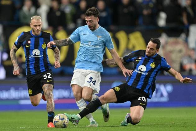 Foto Alfredo Falcone LaPresse 19 Gennaio 2024 - Riad, Arabia Saudita - calcio - EA SPORTS FC Supercoppa italiana 2023 2024 semifinale - Inter vs Lazio - Stadio Universit& xe0; Re Saud Nella foto: Mario Gila (SS Lazio) , Hakan Calhanoglu (FC Internazionale Milano) January 19, 2024 Riyadh, Saudi Arabia - sport, soccer - EA SPORTS FC Italian Supercup 2023 2024 semi-final - Inter vs Lazio - King Saud University Stadium In the pic: Mario Gila (SS Lazio) , Hakan Calhanoglu (FC Internazionale Milano)  Copyright: xAlfredoxFalcone LaPressex