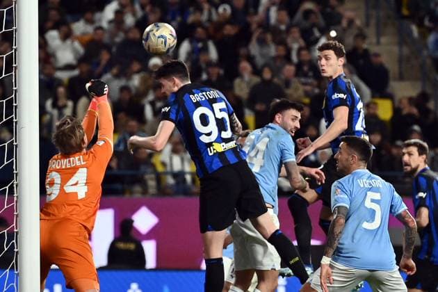 Foto Massimo Paolone LaPresse 19 Gennaio 2024 - Riad, Arabia Saudita - calcio - EA SPORTS FC Supercoppa italiana 2023 2024 semifinale - Inter vs Lazio - Stadio Universit& xe0; Re Saud Nella foto: Alessandro Bastoni (FC Internazionale Milano) January 19, 2024 Riyadh, Saudi Arabia - sport, soccer - EA SPORTS FC Italian Supercup 2023 2024 semi-final - Inter vs Lazio - King Saud University Stadium In the pic: Alessandro Bastoni (FC Internazionale Milano)  Copyright: xMassimoxPaolone LaPressex