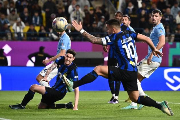 Sport Bilder des Tages Foto Massimo Paolone LaPresse 19 Gennaio 2024 - Riad, Arabia Saudita - calcio - EA SPORTS FC Supercoppa italiana 2023 2024 semifinale - Inter vs Lazio - Stadio Universit& xe0; Re Saud Nella foto: Alessandro Bastoni (FC Internazionale Milano) January 19, 2024 Riyadh, Saudi Arabia - sport, soccer - EA SPORTS FC Italian Supercup 2023 2024 semi-final - Inter vs Lazio - King Saud University Stadium In the pic: Alessandro Bastoni (FC Internazionale Milano)  Copyright: xMassimoxPaolone LaPressex