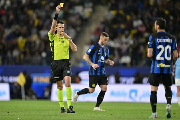 Foto Alfredo Falcone LaPresse 19 Gennaio 2024 - Riad, Arabia Saudita - calcio - EA SPORTS FC Supercoppa italiana 2023 2024 semifinale - Inter vs Lazio - Stadio Universit& xe0; Re Saud Nella foto: arbitro Matteo Marchetti January 19, 2024 Riyadh, Saudi Arabia - sport, soccer - EA SPORTS FC Italian Supercup 2023 2024 semi-final - Inter vs Lazio - King Saud University Stadium In the pic: referee Matteo Marchetti  Copyright: xAlfredoxFalcone LaPressex