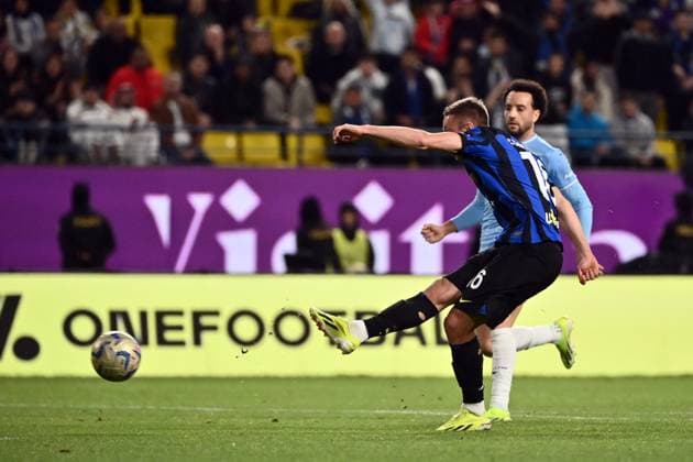 Foto Massimo Paolone LaPresse 19 Gennaio 2024 - Riad, Arabia Saudita - calcio - EA SPORTS FC Supercoppa italiana 2023 2024 semifinale - Inter vs Lazio - Stadio Universit& xe0; Re Saud Nella foto: Davide Frattesi (FC Internazionale Milano) segna la rete del 3-0 January 19, 2024 Riyadh, Saudi Arabia - sport, soccer - EA SPORTS FC Italian Supercup 2023 2024 semi-final - Inter vs Lazio - King Saud University Stadium In the pic: Davide Frattesi (FC Internazionale Milano) scores the 3-0  Copyright: xMassimoxPaolone LaPressex