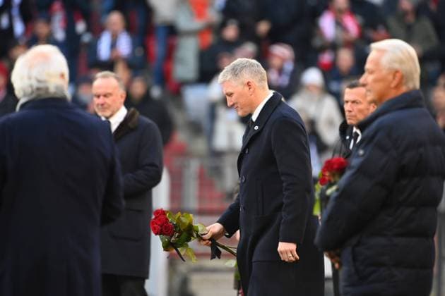 Former companions lay roses next to the wreath, Bastian Schweinsteiger, Memorial service for Franz Beckenbauer on 19 01 2024 in the A L L I A N Z A R E N A