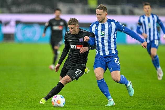 2 Bundesliga Karlsruher SC VfL Osnabrück on 19 01 2024 at BBBank Wildpark in Karlsruhe Mickaël Michael Cuisance Osnabrueck in a duel against Christoph Kobald Karlsruhe MT