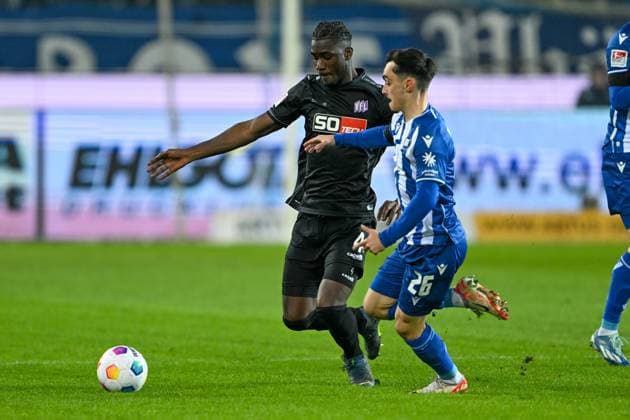 2 Bundesliga Karlsruher SC VfL Osnabrück on 19 01 2024 at BBBank Wildpark in Karlsruhe Maxwell Gyamfi Osnabrueck in a duel against Paul Nebel Karlsruhe MT