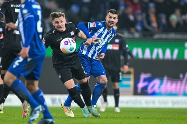 2 Bundesliga Karlsruher SC VfL Osnabrück on 19 01 2024 at BBBank Wildpark in Karlsruhe Erik Engelhardt Osnabrueck in a duel against JÃ rome Gondorf Karlsruhe MT
