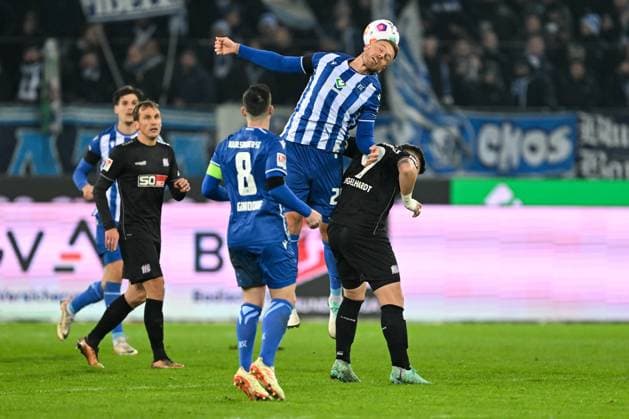 2 Bundesliga Karlsruher SC VfL Osnabrück on 19 01 2024 at BBBank Wildpark in Karlsruhe Marcel Franke Karlsruhe in a duel against Erik Engelhardt Osnabrueck MT