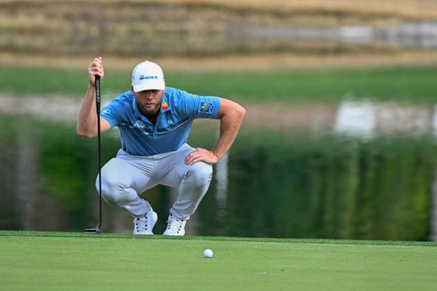 LA QUINTA, CA - JANUARY 19: Sam Burns (USA) lines up his par putt on 18 during Rd2 of The American Express tournament at PGA, Golf Herren West Nicklaus Tournament Course on January 19, 2024 in La Quinta, California. (Photo by Ken Murray Icon Sportswire) GOLF: JAN 19 PGA The American Express EDITORIAL USE ONLY Icon2401190052