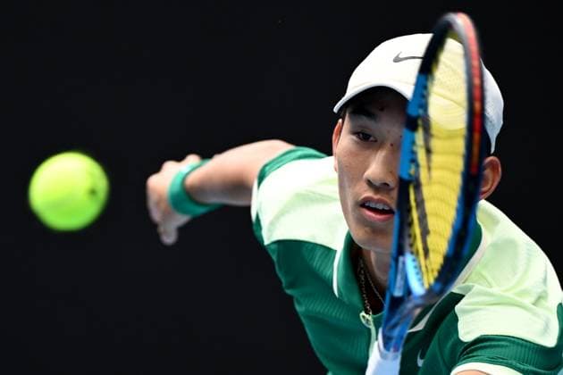 TENNIS AUSTRALIAN OPEN, Juncheng Shang of China in action during his 3rd round match against Carlos Alcaraz of Spain on Day 7 of the 2024 Australian Open at Melbourne Park in Melbourne, Saturday, January 20, 2024. ( NO ARCHIVING, EDITORIAL USE ONLY, NO USE IN BOOKS WITHOUT CONSENT MELBOURNE VICTORIA AUSTRALIA  Copyright: xJOELxCARRETTx 20240120001891256943