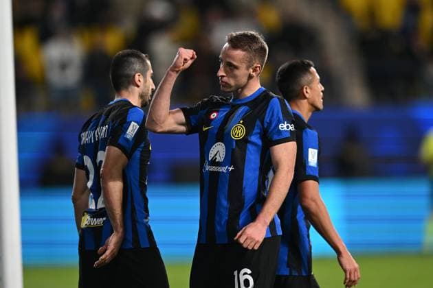 Davide Frattesi (Inter) celebrates after scoring his team s third goal during the Italian Italy SuperCup match between Inter 3-0 Lazio at Al -Awwal Stadium on Riyad January 19 , 2023 in Florence Italy. Noxthirdxpartyxsales  (241304128)