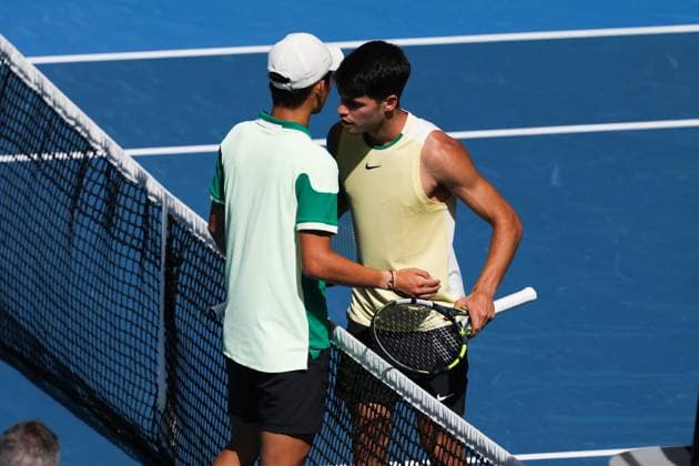 January 20, 2024, Melbourne, Victoria, Australia: MELBOURNE, AUSTRALIA - JANUARY 20: Juncheng Shang of China vretires whilst playing Carlos Alcarez of Spain on Day 7 of the 2024 Australian Open at Melbourne Park on January 20, 2024 in Melbourne, Australia. Melbourne Australia - ZUMAp121 20240120_zsp_p121_059 Copyright: xChrisxPutnamx