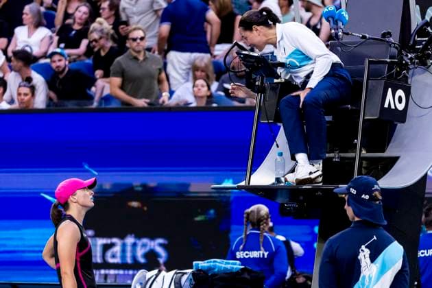 Sport Themen der Woche KW03 MELBOURNE, VIC - JANUARY 20: Iga Swiatek of Poland speaks to the umpire during the 3rd round of the 2024 Australian Open on January 20 2024, at Melbourne Park in Melbourne, Australia. (Photo by Jason Heidrich Icon Sportswire) TENNIS: JAN 20 Australian Open EDITORIAL USE ONLY Icon240120244