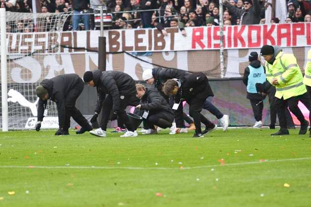 Sport Themen der Woche KW03 GER; 2. FBL, FC St. Pauli vs 1.FC Kaiserslautern 20.01.2024, Millerntorstadion, Hamburg, GER; 2. FBL, FC St. Pauli vs 1.FC Kaiserslautern im Bild Feature Fans werfen Gegenstaende auf dem Rasen als Protest gegen die Planungen des DFB. Das Spiel wird unterbrochen und die Ordner muessen aufsammeln. Foto nordphoto GmbH Witke DFL REGULATIONS PROHIBIT ANY USE OF PHOTOGRAPHS AS IMAGE SEQUENCES AND OR QUASI-VIDEO *** Local Caption *** *** GER 2 FBL, FC St Pauli vs 1 FC Kaiserslautern 20 01 2024, Millerntorstadion, Hamburg, GER 2 FBL, FC St Pauli vs 1 FC Kaiserslautern im Bild Feature Fans throw objects on the pitch in protest against the DFBs plans The game is interrupted and the stewards have to pick it up Foto nordphoto GmbH Witke DFL REGULATIONS PROHIBIT ANY USE OF PHOTOGRAPHS AS IMAGE SEQUENCES AND OR QUASI VIDEO Local Caption nordphotoxGmbH xWitke nph00002