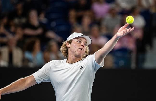 (240120) -- MELBOURNE, Jan. 20, 2024 -- Alex Michelsen serves during the men s singles third round match between Alexander Zverev of Germany and Alex Michelsen of the United States at the Australian Open tennis tournament in Melbourne, Australia, Jan. 20, 2024. (Photo by Xinhua) (SP)AUSTRALIA-MELBOURNE-TENNIS-AUSTRALIAN OPEN HuxJingchen 