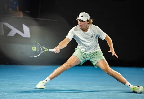 (240120) -- MELBOURNE, Jan. 20, 2024 -- Alex Michelsen hits a return during the men s singles third round match between Alexander Zverev of Germany and Alex Michelsen of the United States at the Australian Open tennis tournament in Melbourne, Australia, Jan. 20, 2024. (Photo by Xinhua) (SP)AUSTRALIA-MELBOURNE-TENNIS-AUSTRALIAN OPEN HuxJingchen 