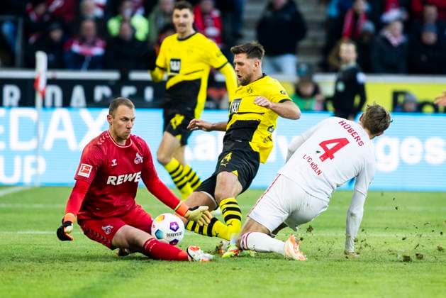 Sport Themen der Woche KW03 Köln, RheinEnergieStadion, 20.01.24: Niclas Füllkrug (Dortmund) (M) scheitert gegen Torwart Marvin Schwäbe (Köln) (L) und Timo Hübers 1.FC Koeln im Spiel im Interview 1.Bl 1.FC Köln vs. Borussia Dortmund. *** Cologne, RheinEnergieStadion, 20 01 24 Niclas Füllkrug Dortmund M fails against goalkeeper Marvin Schwäbe Cologne L and Timo Hübers 1 FC Koeln in the match in the interview 1 Bl 1 FC Köln vs Borussia Dortmund