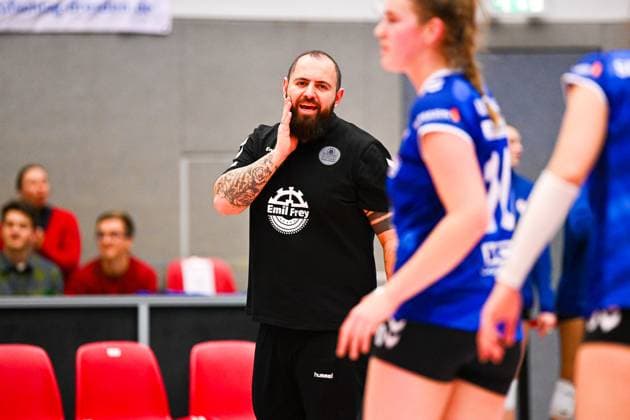 1 Volleyball Bundesliga Women, Dresdner SC vs Allianz MTV Stuttgart, Dresden, 20 01 2024 Konstantin Bitter Head Coach Allianz MTV Stuttgart 1 Volleyball Bundesliga Women, Dresdner SC vs Allianz MTV Stuttgart on 20 01 2024 at the Margon Arena Dresden Copyright: xBEAUTIFULxSPORTS Hoepnerx
