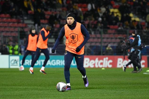 Kylian Mbappe ( 7 - PSG ) warms up prior to the French Cup match between US Orleans and Paris Saint Germain at Stade de la Source on January 20, 2024 in Orleans, France. ( Photo by federico pestellini panoramic ) - FOOTBALL : Orleans vs PSG - Coupe de France - 20 01 2024 FedericoPestellini Panoramic 